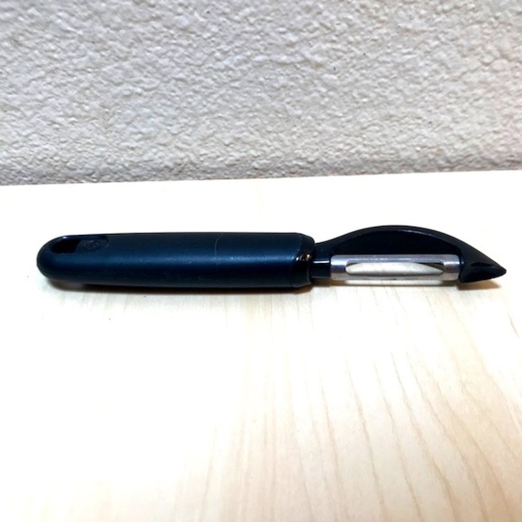 1 peeler. 7.5" long. stainless steel blade. Ambidextrous.Swivel blade. Good Cook - Picture 1 of 4